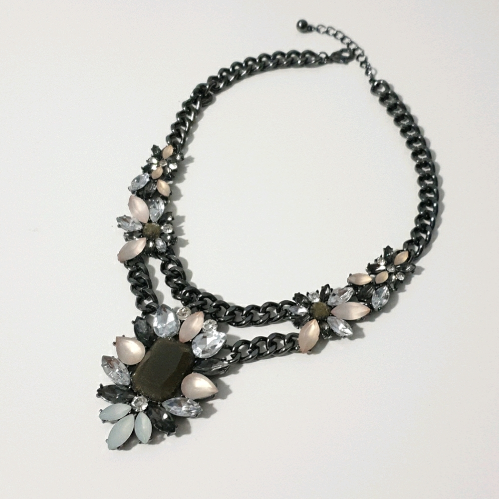 NWOT Rhinestone floral chunky necklace
